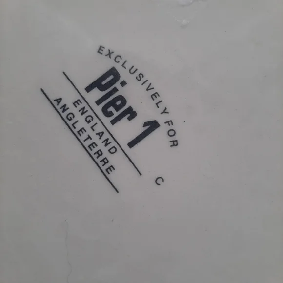 Set of 3 retired Pier 1 dinner plates - Picture 3 of 3